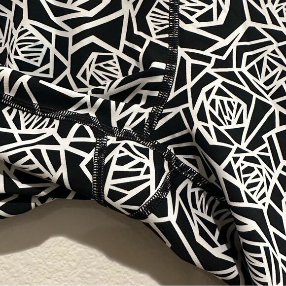 Lululemon Real Quick Crop Leggings Posey Black White Rose SZ 6 - Picture 10 of 12